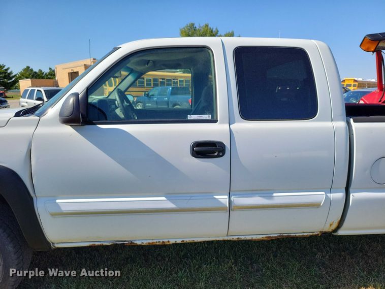 image for item DZ6661 2003 Chevrolet  Silverado 1500 Ext. Cab pickup truck