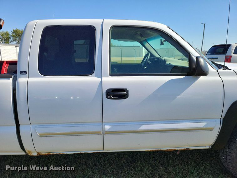 image for item DZ6661 2003 Chevrolet  Silverado 1500 Ext. Cab pickup truck