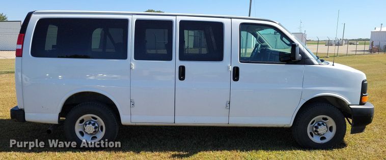 image for item DZ6662 2017 Chevrolet  Express van