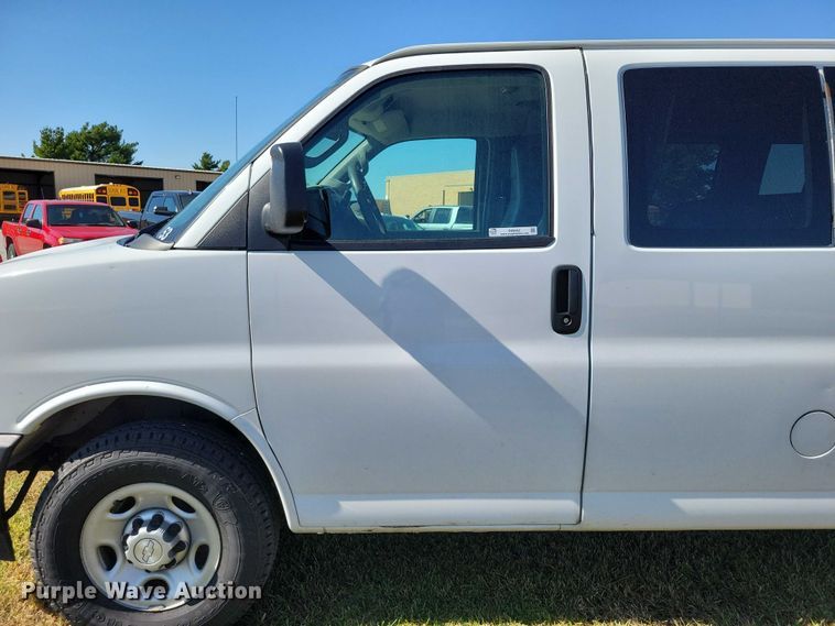 image for item DZ6662 2017 Chevrolet  Express van