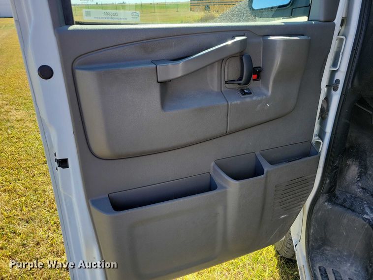 image for item DZ6662 2017 Chevrolet  Express van