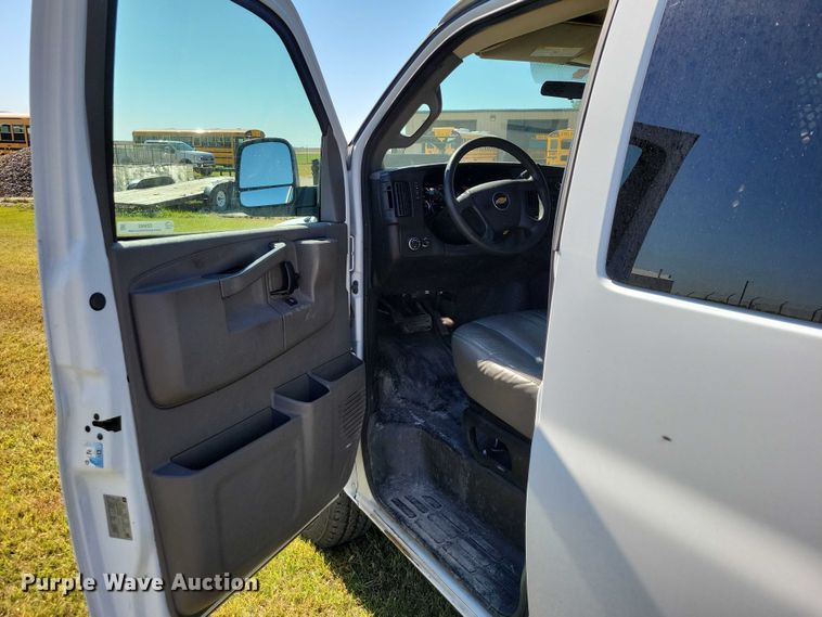 image for item DZ6662 2017 Chevrolet  Express van