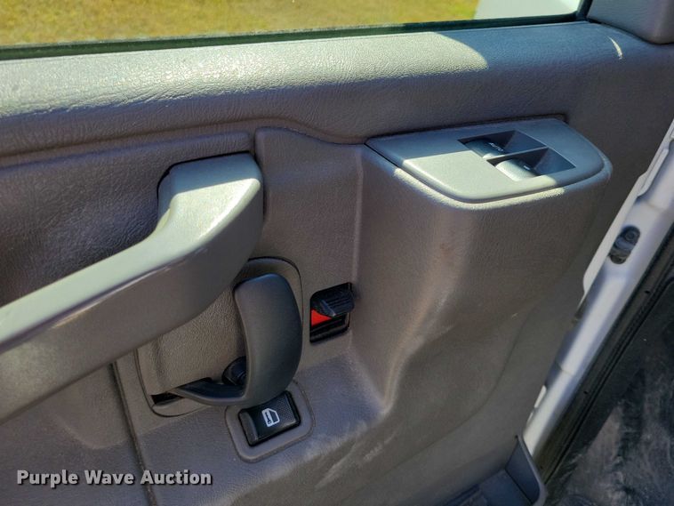 image for item DZ6662 2017 Chevrolet  Express van