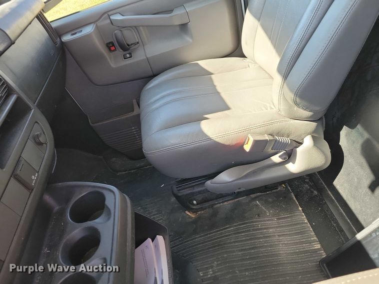 image for item DZ6662 2017 Chevrolet  Express van