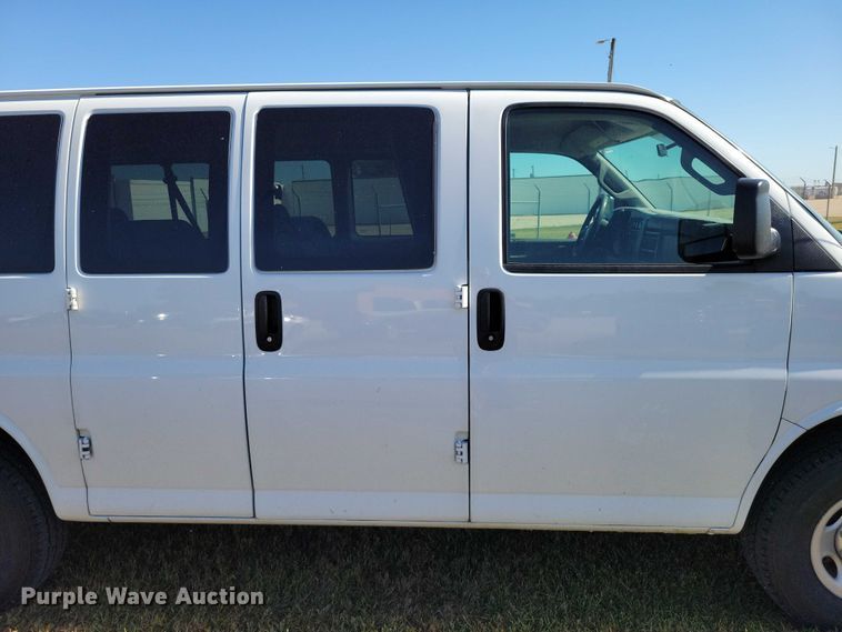 image for item DZ6662 2017 Chevrolet  Express van