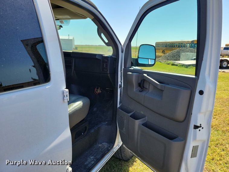 image for item DZ6662 2017 Chevrolet  Express van