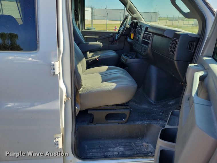 image for item DZ6662 2017 Chevrolet  Express van