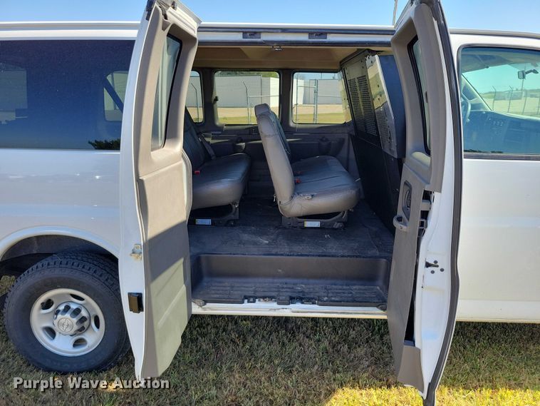 image for item DZ6662 2017 Chevrolet  Express van