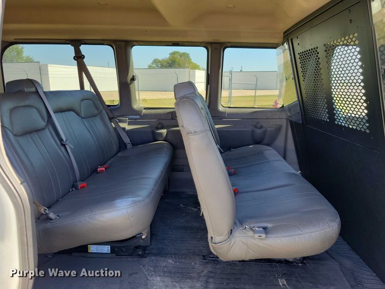 image for item DZ6662 2017 Chevrolet  Express van