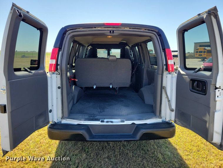 image for item DZ6662 2017 Chevrolet  Express van