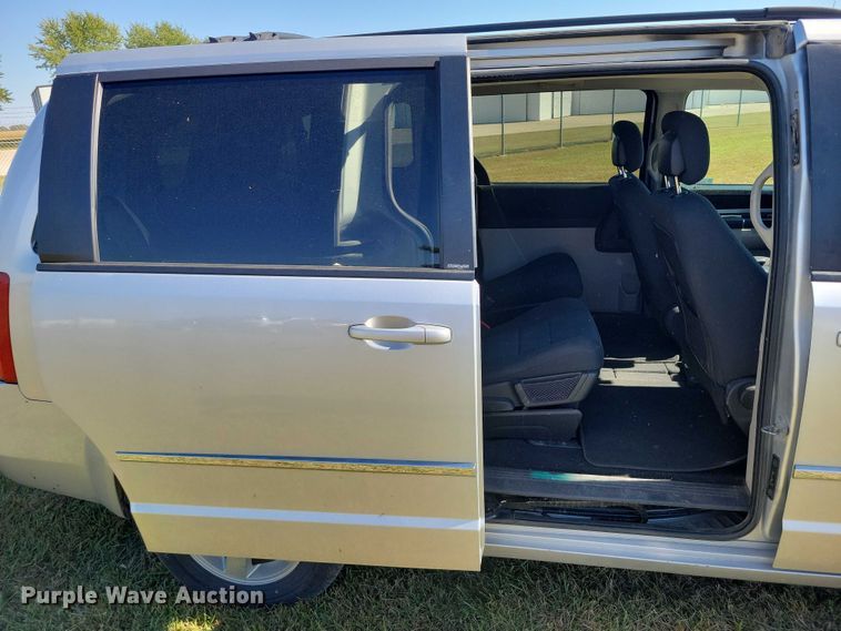 image for item DZ6663 2010 Dodge Grand Caravan  van