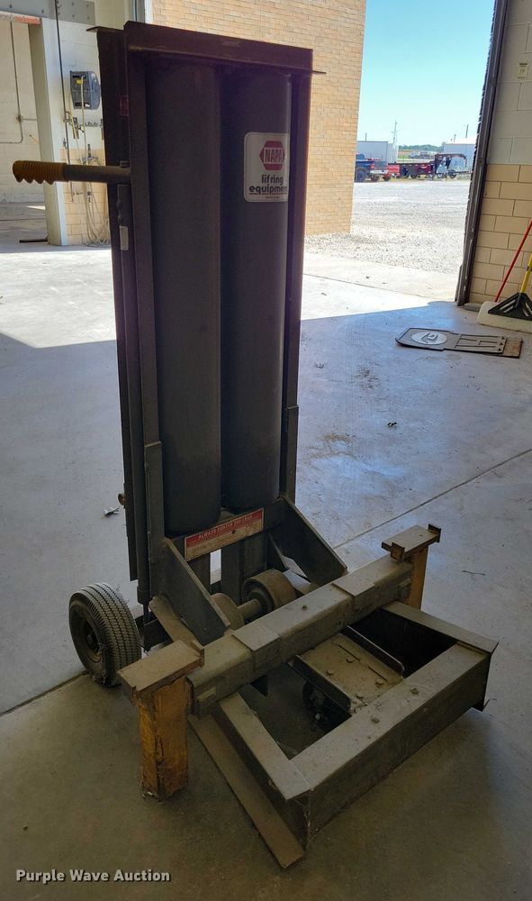 image for item DZ6677 Napa automotive lift