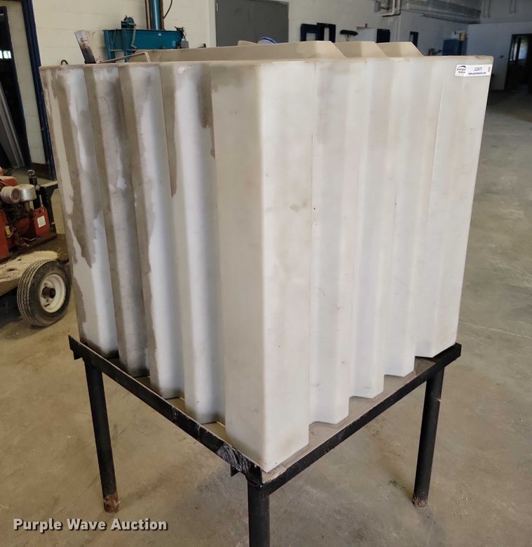 image for item DZ6679 Poly tank