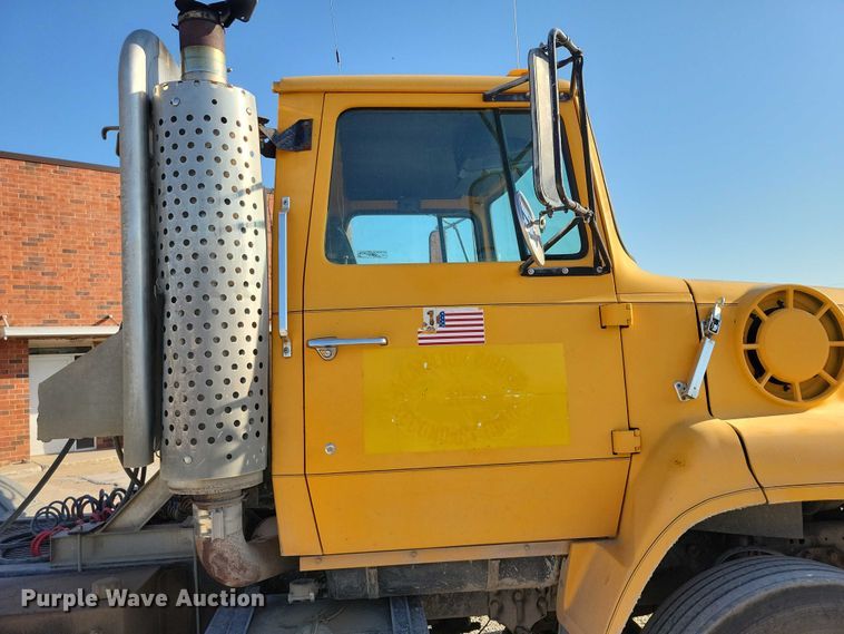 image for item DZ6736 1990 Ford L9000 semi truck