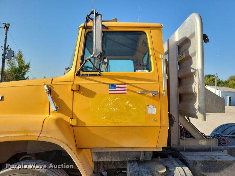 image for item DZ6736 1990 Ford L9000 semi truck