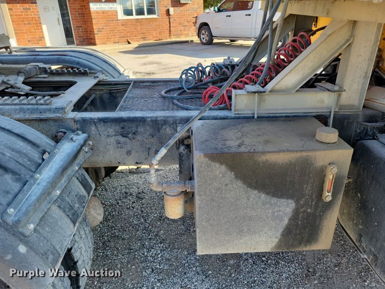 image for item DZ6736 1990 Ford L9000 semi truck