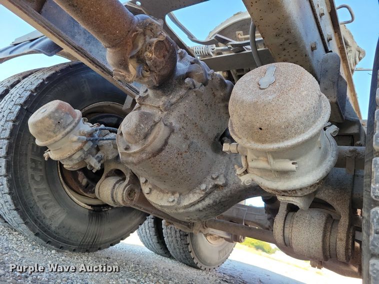 image for item DZ6736 1990 Ford L9000 semi truck