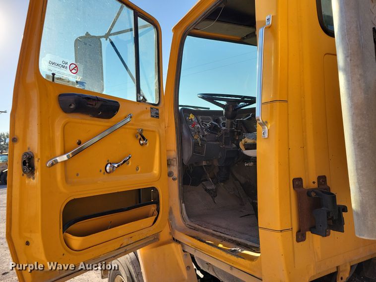 image for item DZ6736 1990 Ford L9000 semi truck