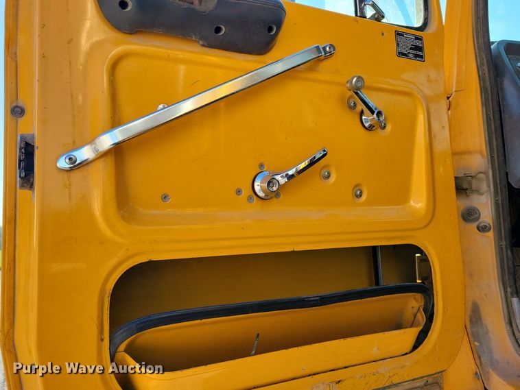 image for item DZ6736 1990 Ford L9000 semi truck