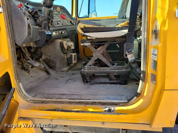 image for item DZ6736 1990 Ford L9000 semi truck