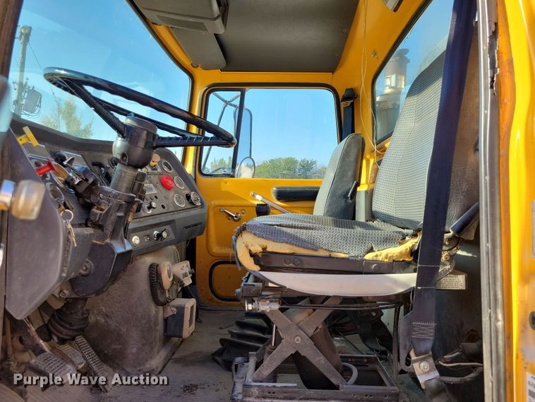 image for item DZ6736 1990 Ford L9000 semi truck