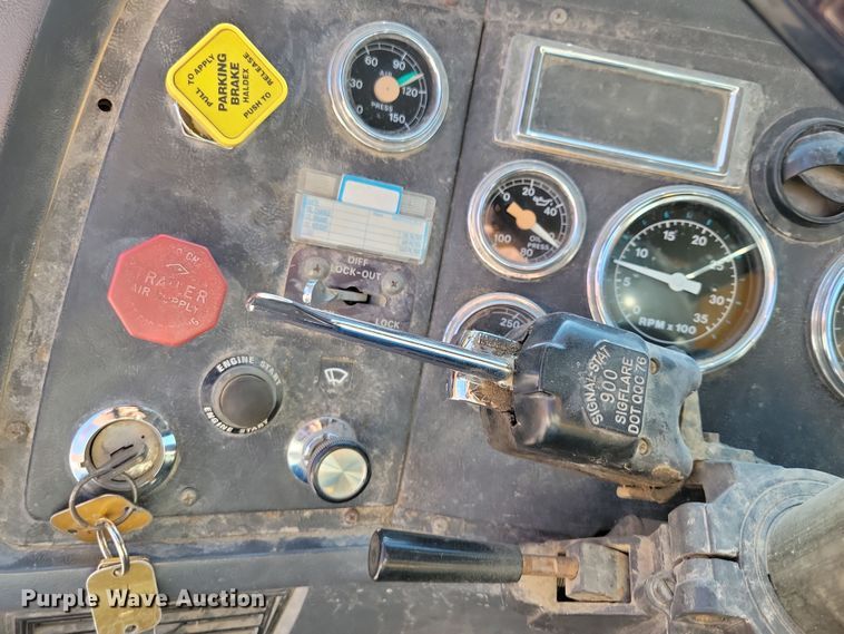 image for item DZ6736 1990 Ford L9000 semi truck