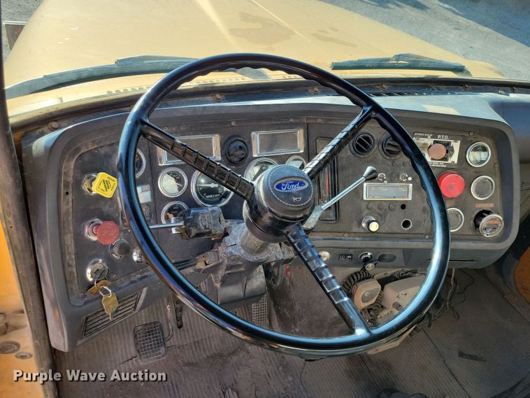 image for item DZ6736 1990 Ford L9000 semi truck