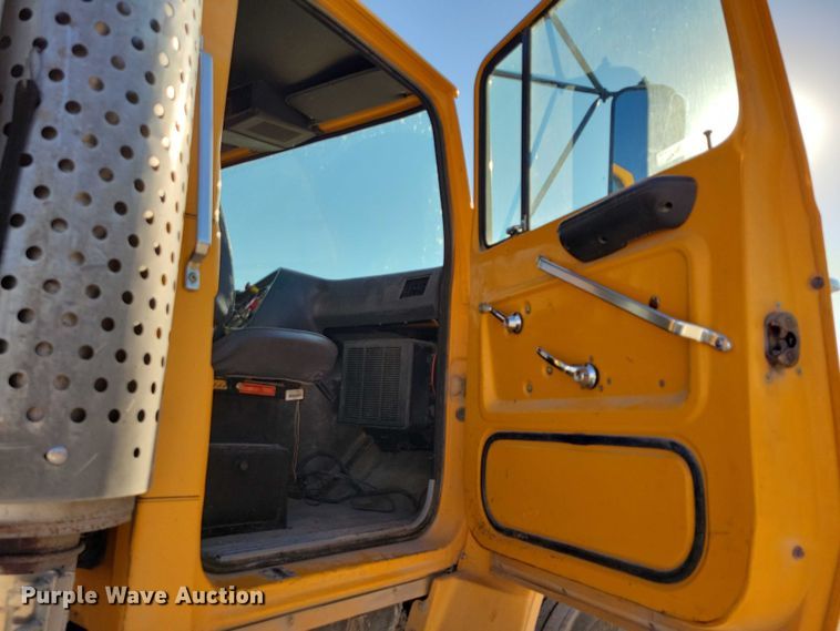 image for item DZ6736 1990 Ford L9000 semi truck