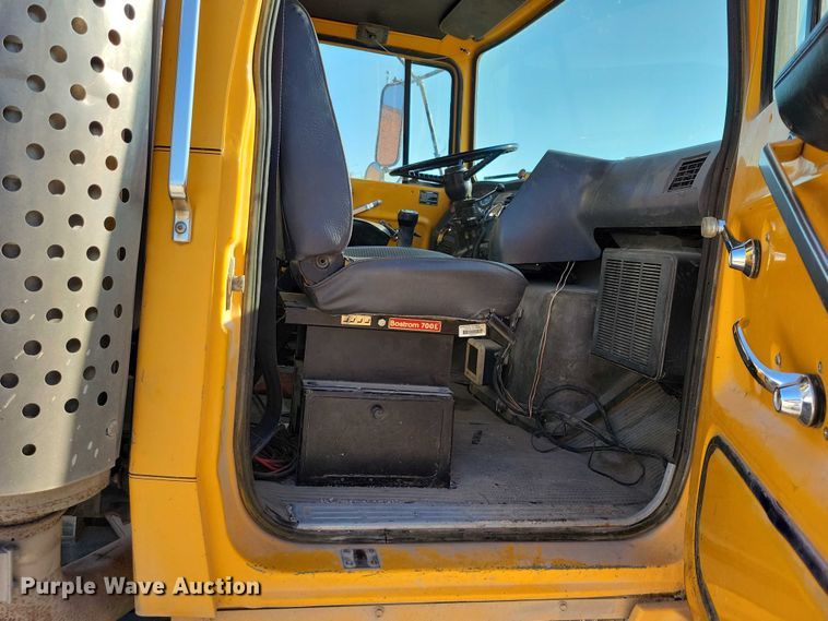 image for item DZ6736 1990 Ford L9000 semi truck