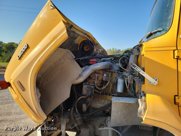 image for item DZ6736 1990 Ford L9000 semi truck