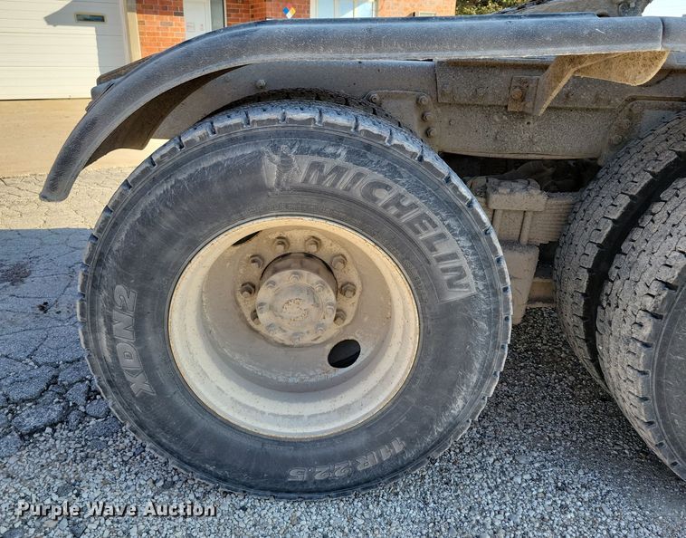 image for item DZ6736 1990 Ford L9000 semi truck