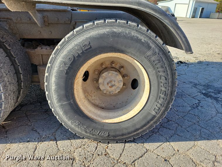 image for item DZ6736 1990 Ford L9000 semi truck