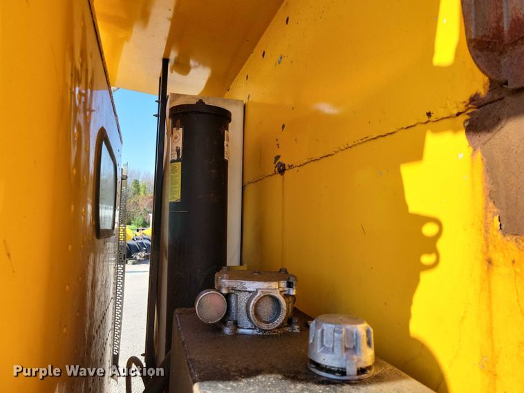 image for item DZ6738 1999 Freightliner FL112 dump truck