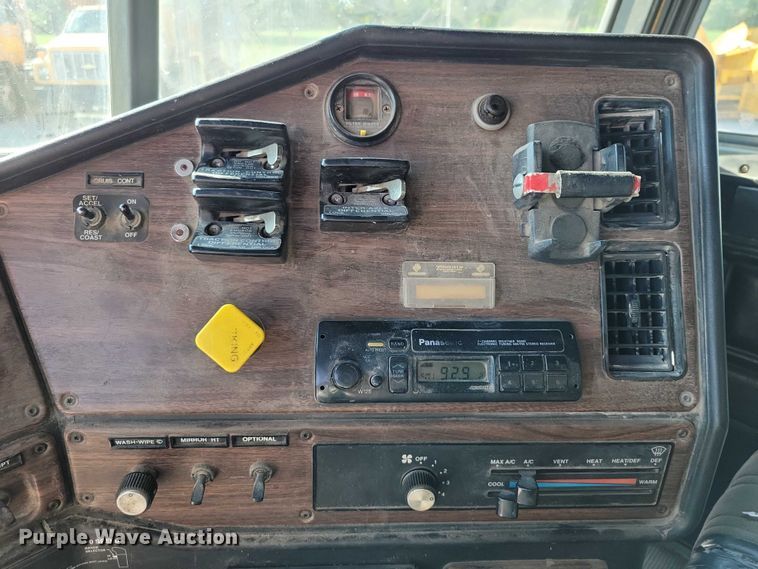 image for item DZ6738 1999 Freightliner FL112 dump truck