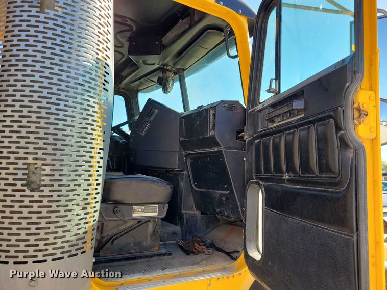 image for item DZ6738 1999 Freightliner FL112 dump truck