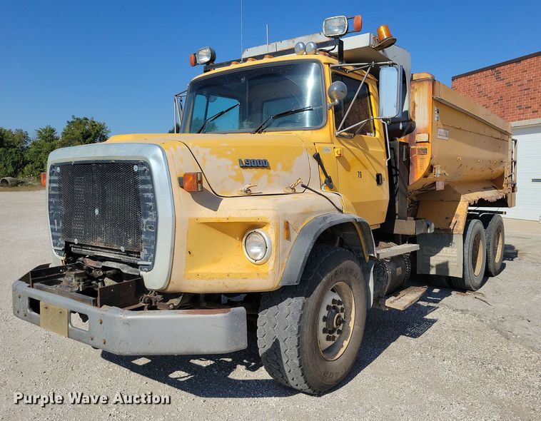 image for item DZ6739 1996 Ford L9000 dump truck