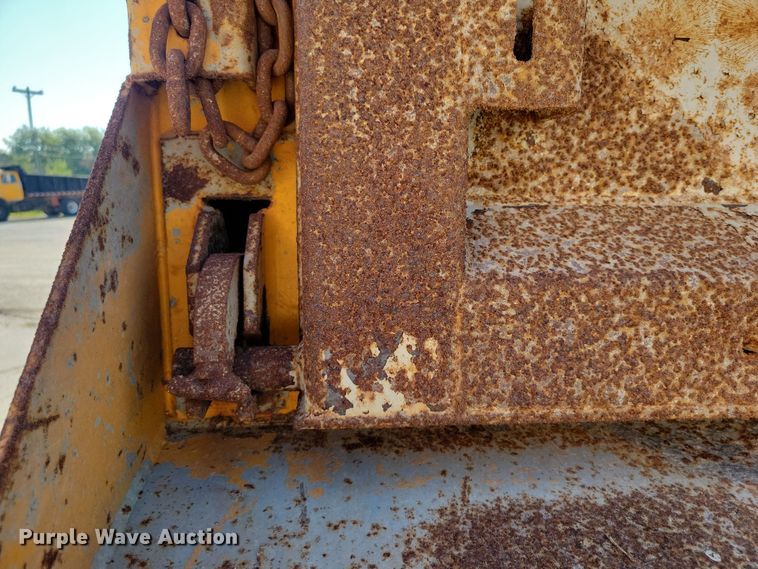 image for item DZ6739 1996 Ford L9000 dump truck