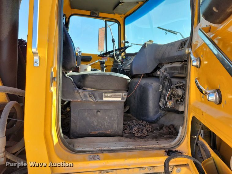 image for item DZ6739 1996 Ford L9000 dump truck
