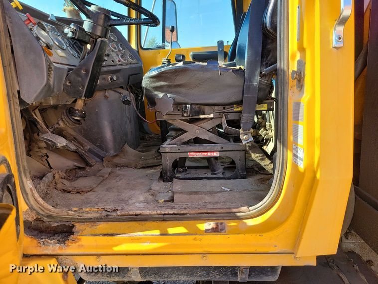 image for item DZ6739 1996 Ford L9000 dump truck