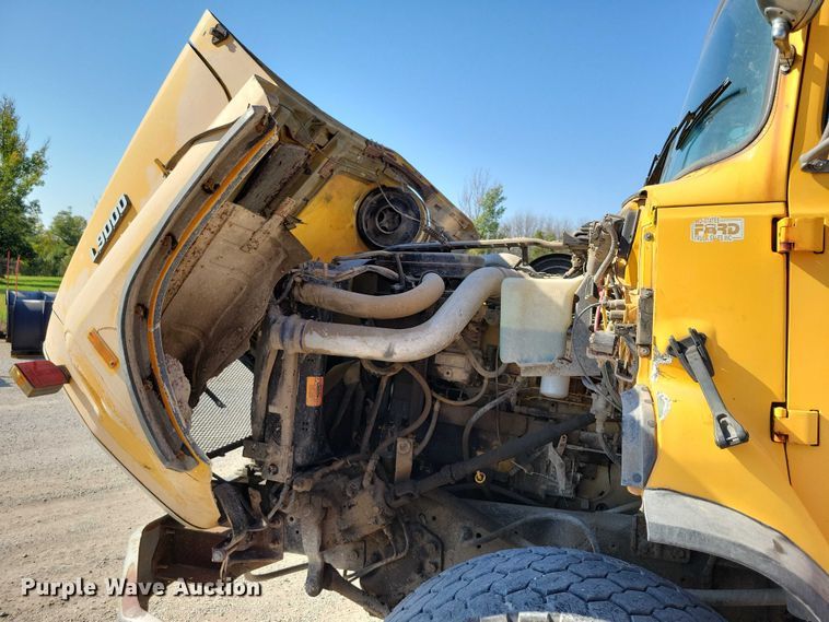image for item DZ6739 1996 Ford L9000 dump truck