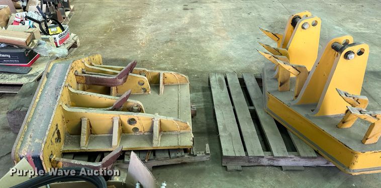 image for item DZ8992 (4) motor grader ripper attachments