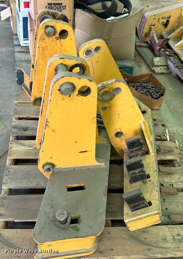 image for item DZ8992 (4) motor grader ripper attachments