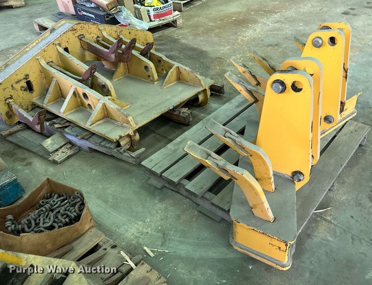 image for item DZ8992 (4) motor grader ripper attachments