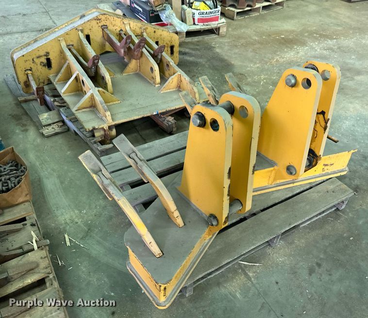 image for item DZ8992 (4) motor grader ripper attachments