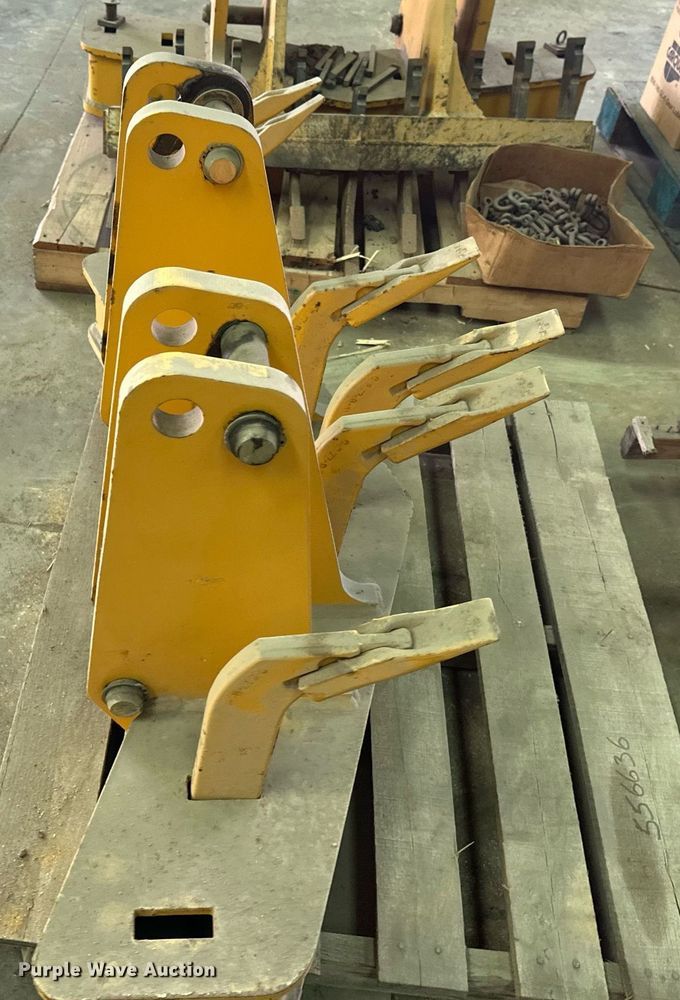 image for item DZ8992 (4) motor grader ripper attachments