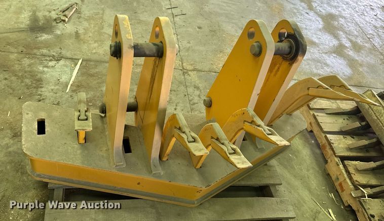 image for item DZ8992 (4) motor grader ripper attachments