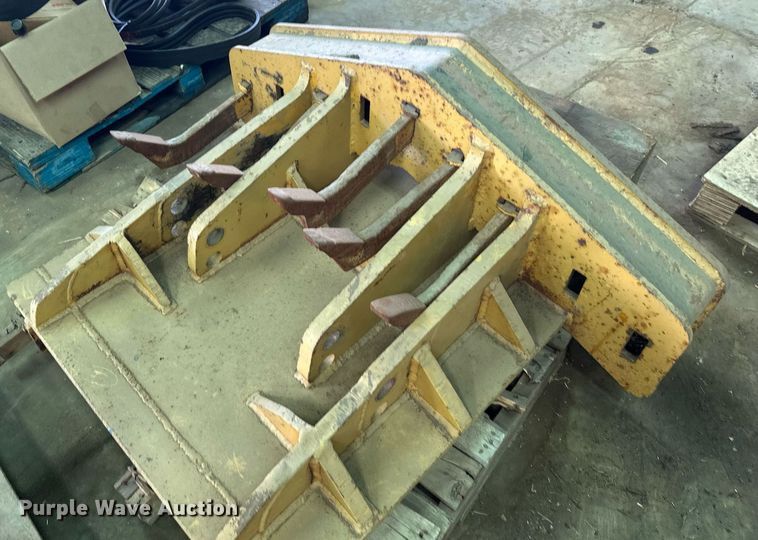 image for item DZ8992 (4) motor grader ripper attachments