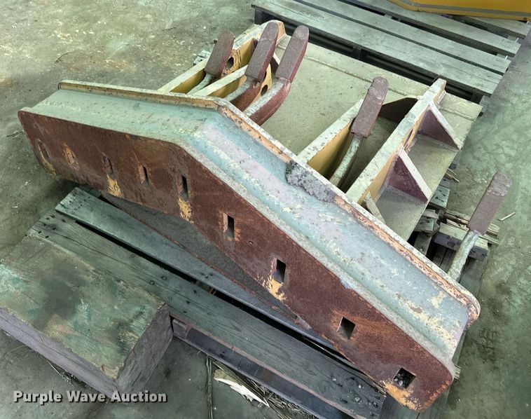 image for item DZ8992 (4) motor grader ripper attachments