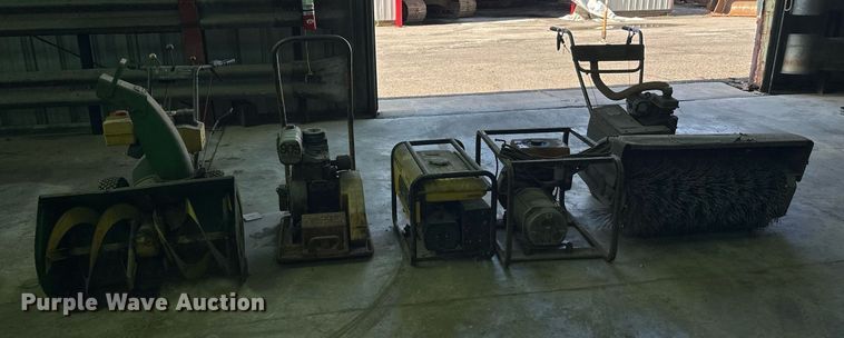 image for item DZ8994 Lot of tools Lawn and garden equipment