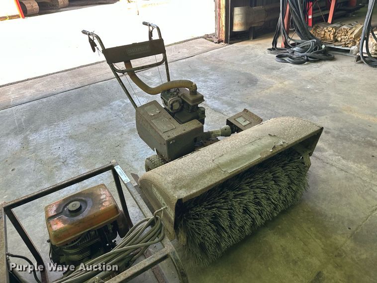 image for item DZ8994 Lot of tools Lawn and garden equipment